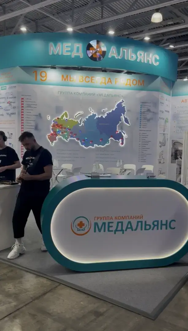 Музыканты на стенде МЕДАЛЬЯНС - на выставке 2025_3